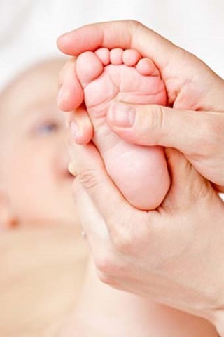 Massage pied de bébé