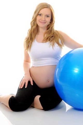 Femme enceinte durant un cours de préparation à l'accouchement