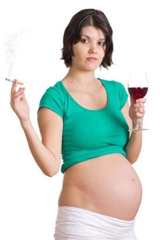 Femme enceinte consommant de l'alcool et du tabac