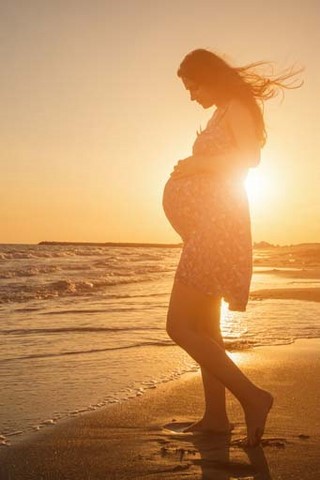 Femme enceinte sur une plage